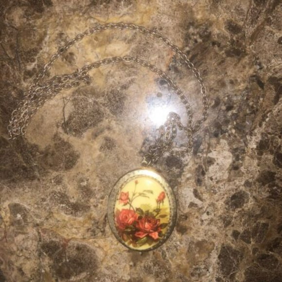 Vintage Photo Locket Pendant Necklace Gold Chain Floral Victorian Red Roses